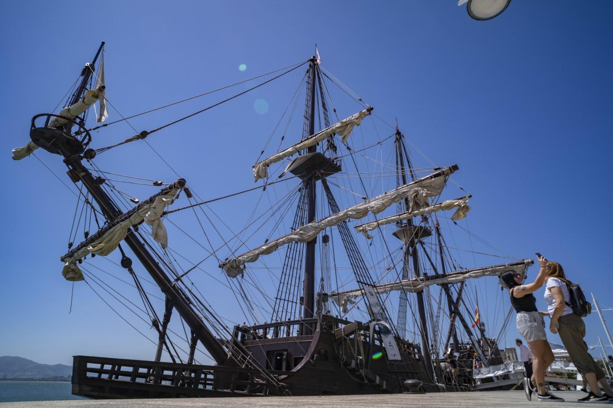 Réplica. Dos visitantes se hacen un selfi ante el 'Andalucía', que se encuentra atracado en el muelle Calderón, junto al paseo marítimo. 