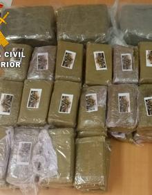 Imagen secundaria 2 - La Guardia Civil intercepta 139 pastillas de hachís durante un control en la A-8