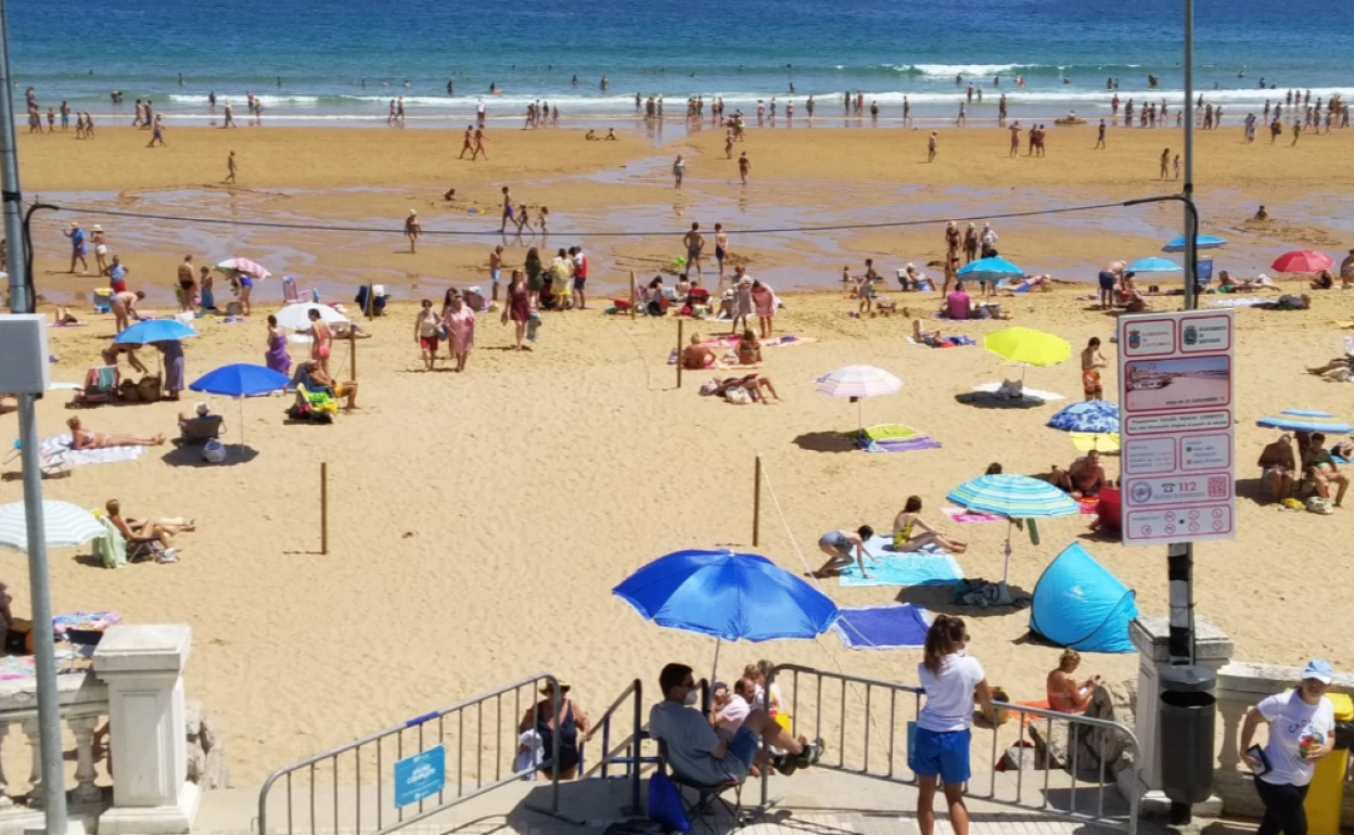 Costas afirma que las playas «están bien» e impide a Santander mover la arena