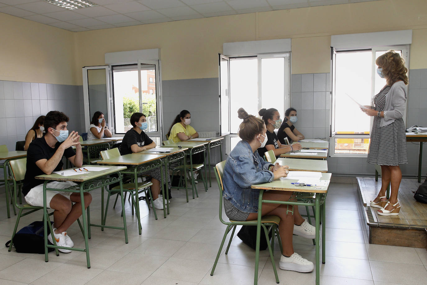 Fotos: Tres mil estudiantes se presentan a la EBAU en Cantabria