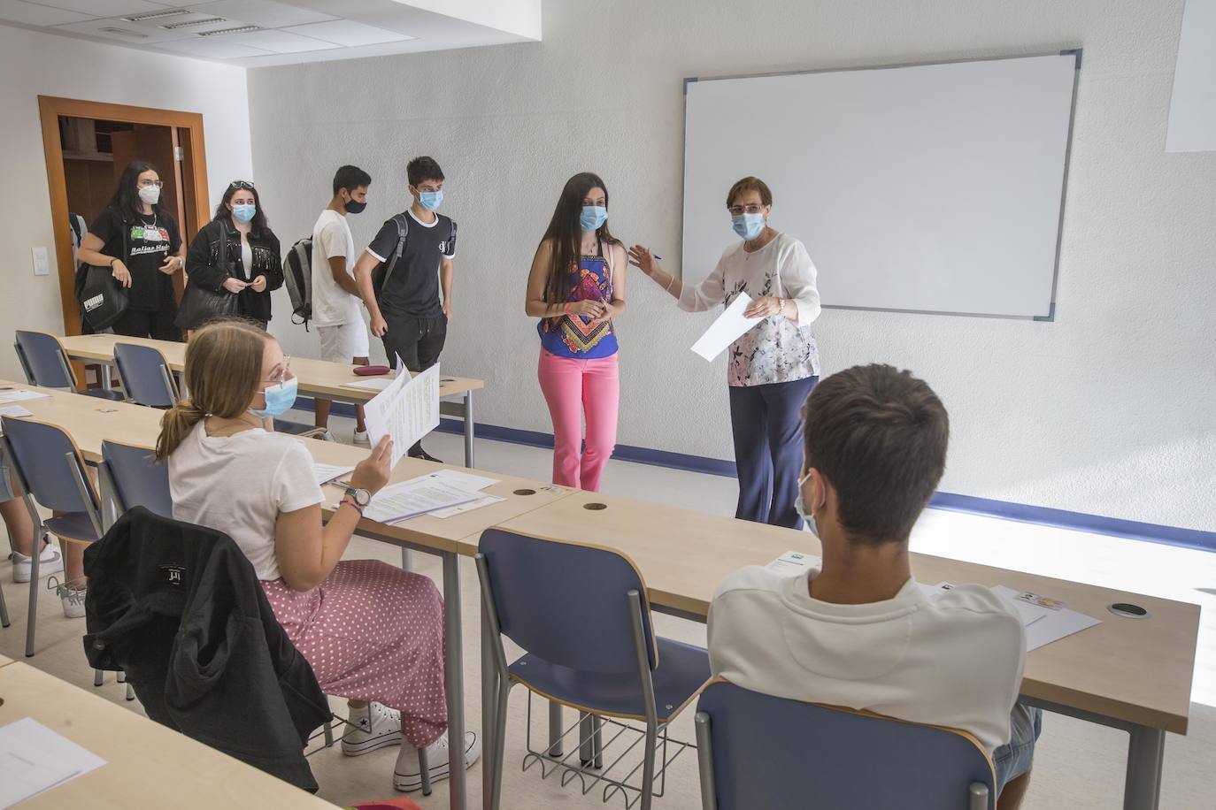 Fotos: Tres mil estudiantes se presentan a la EBAU en Cantabria