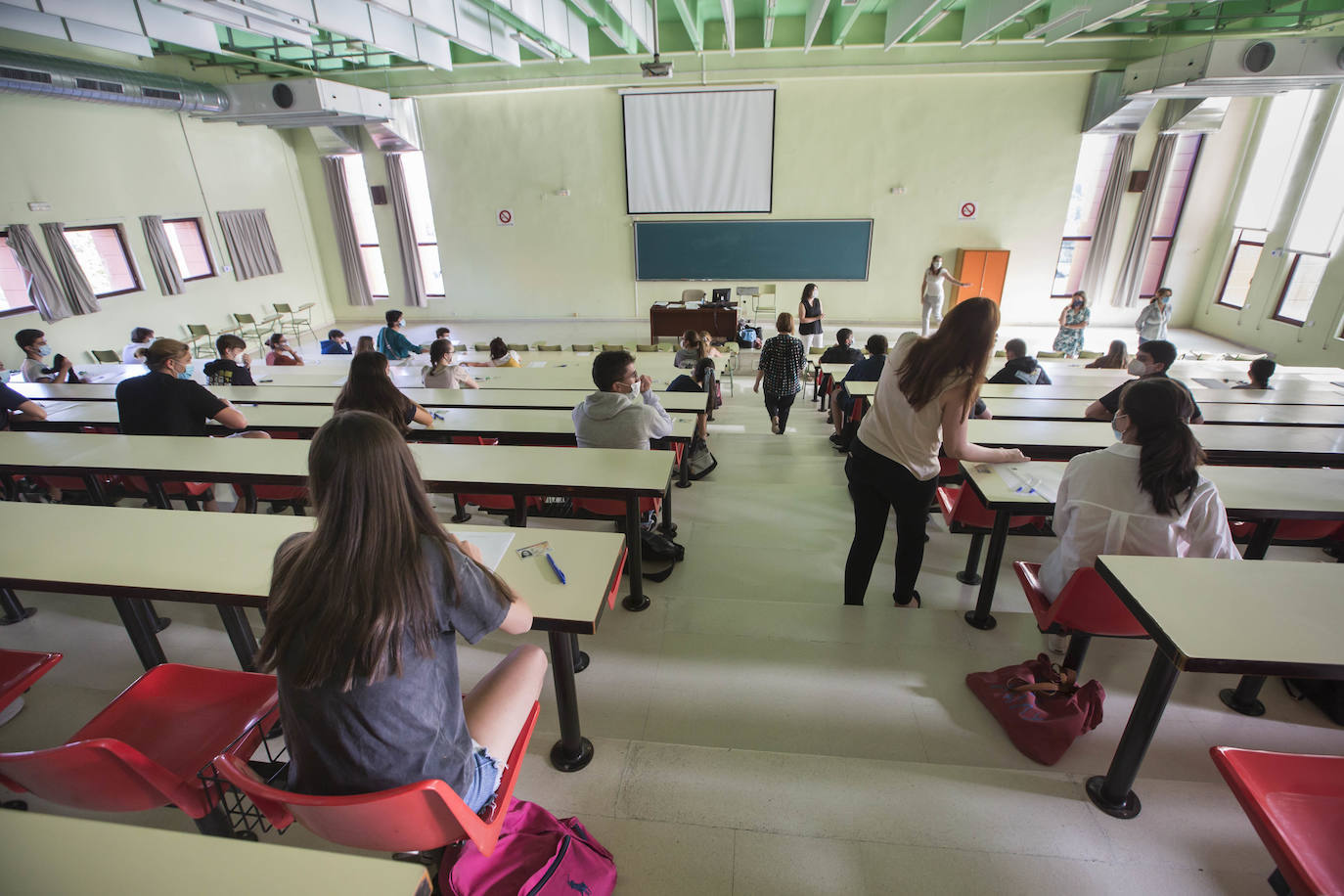 Fotos: Tres mil estudiantes se presentan a la EBAU en Cantabria