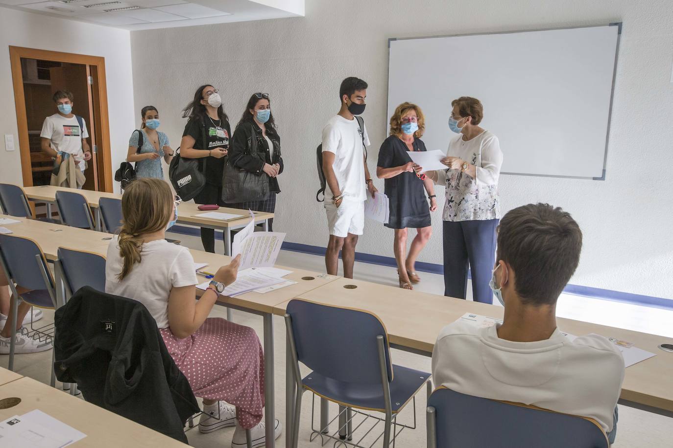 Fotos: Tres mil estudiantes se presentan a la EBAU en Cantabria