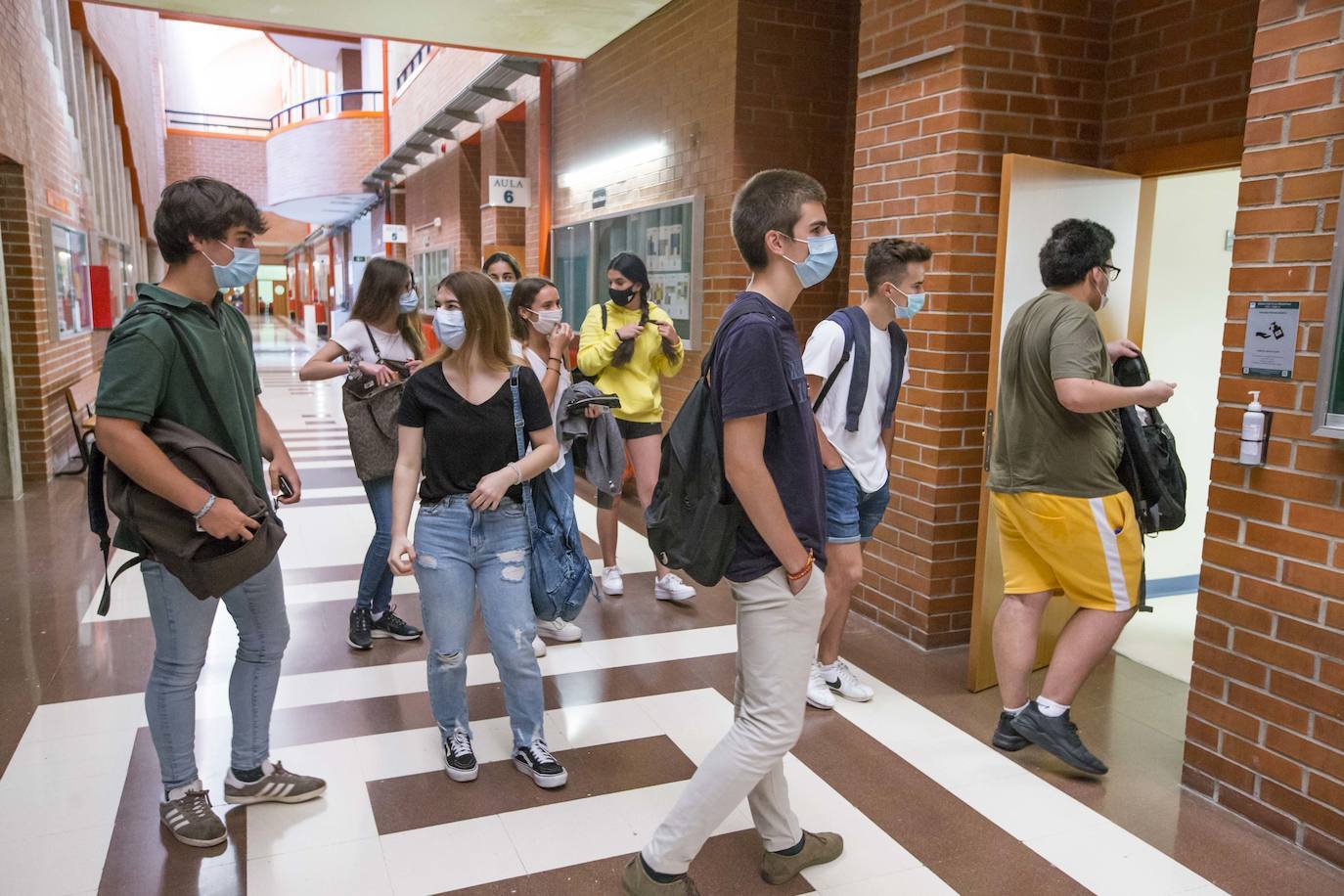 Fotos: Tres mil estudiantes se presentan a la EBAU en Cantabria