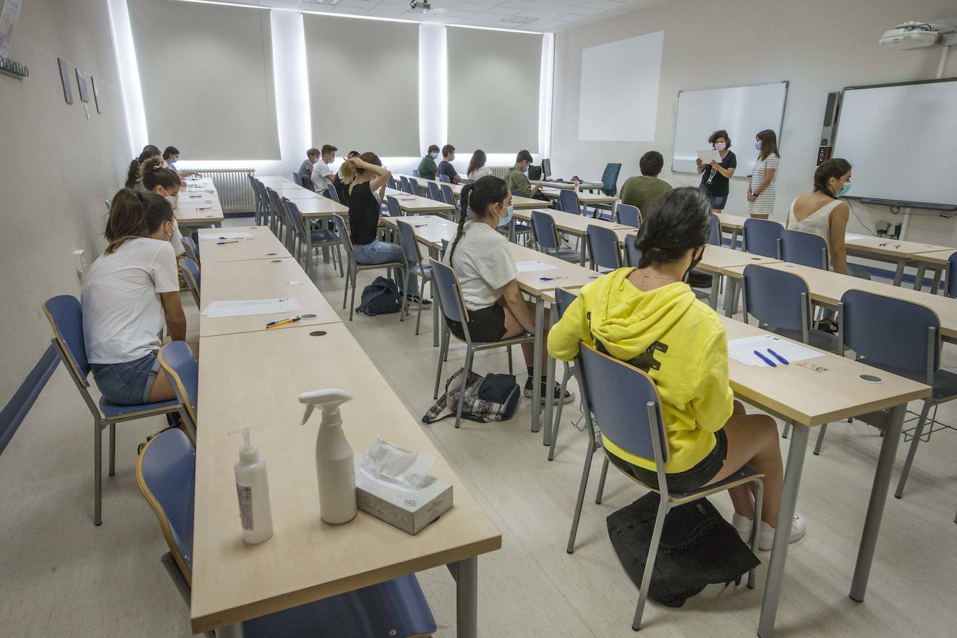 Fotos: Tres mil estudiantes se presentan a la EBAU en Cantabria