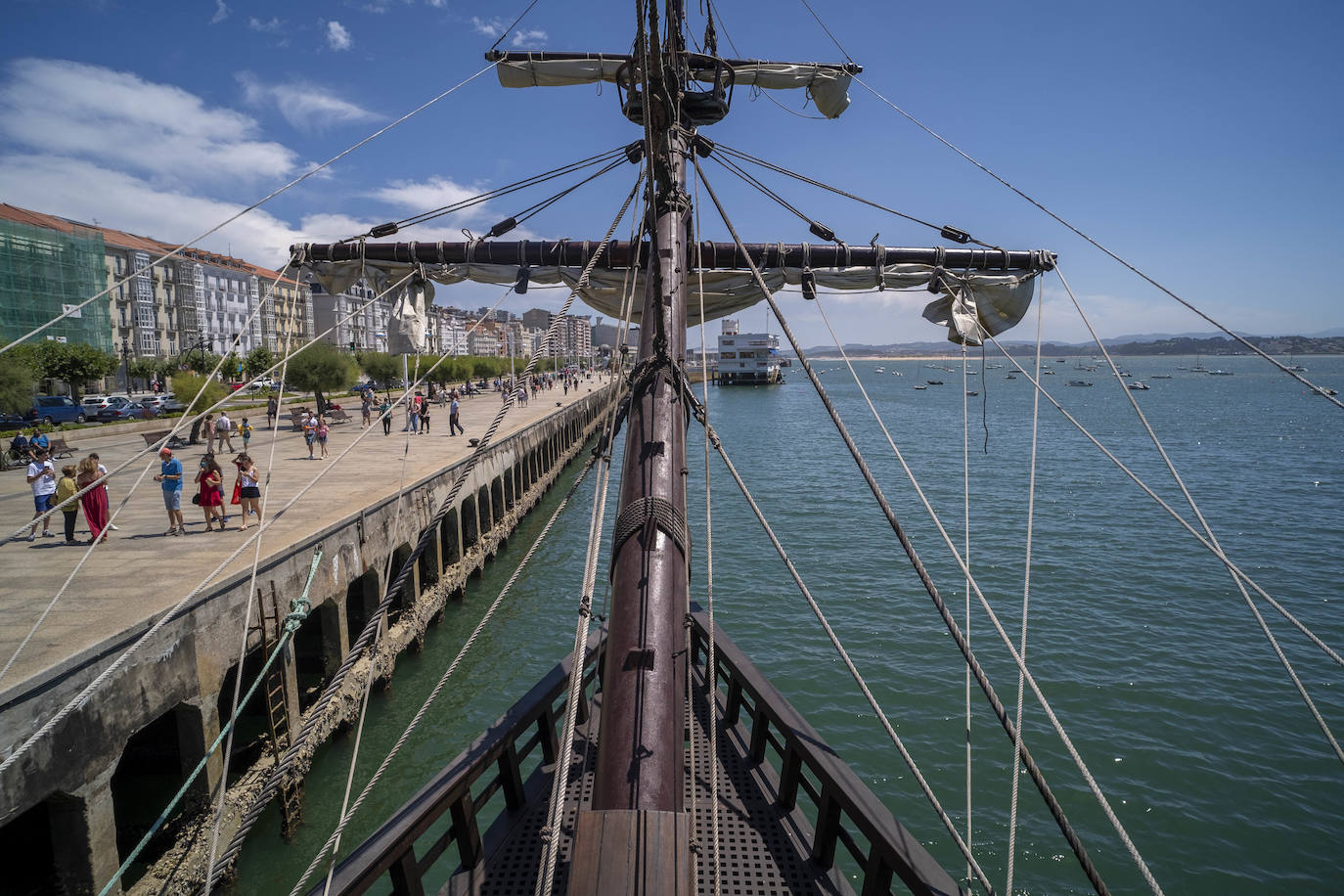 La embarcación, una réplica de aquellas naves que viajaban a América hace 500 años, se puede visitar en el muelle Calderón todo el mes