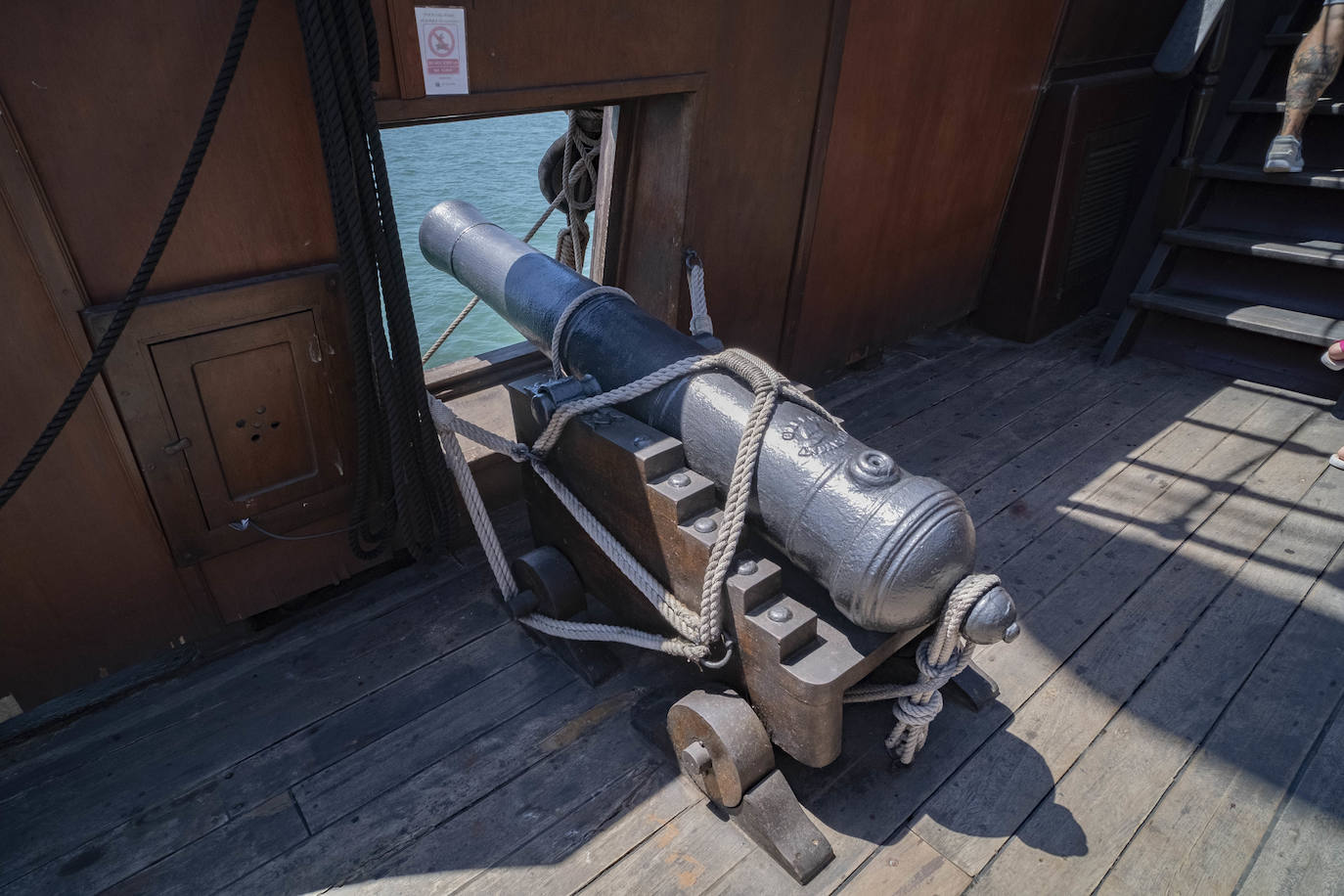 La embarcación, una réplica de aquellas naves que viajaban a América hace 500 años, se puede visitar en el muelle Calderón todo el mes