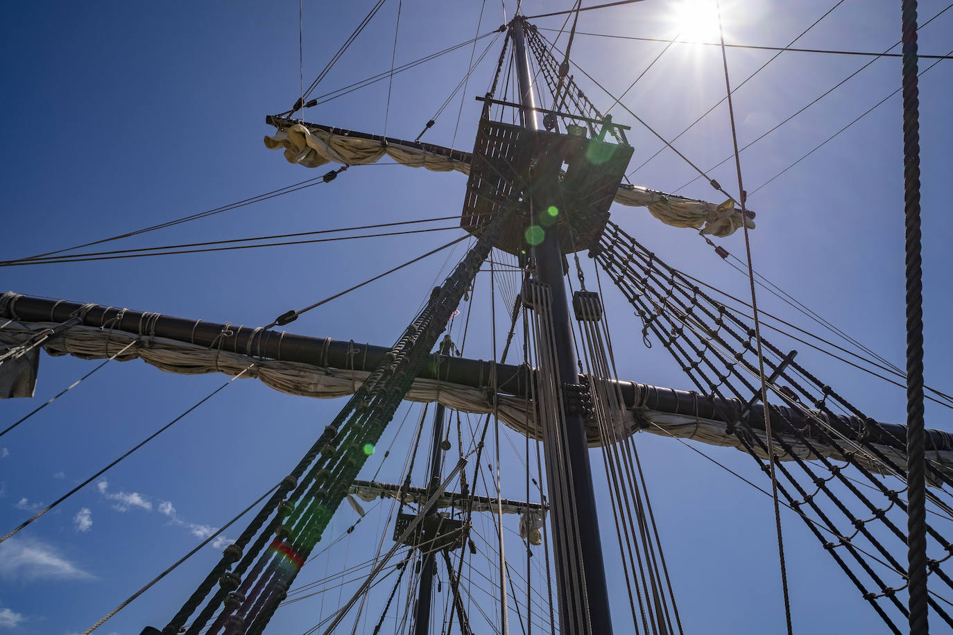 La embarcación, una réplica de aquellas naves que viajaban a América hace 500 años, se puede visitar en el muelle Calderón todo el mes