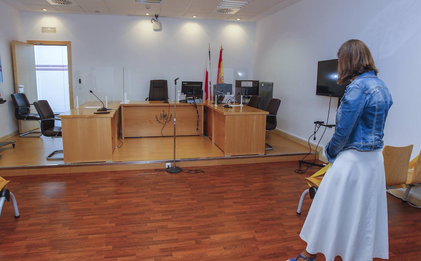 La consejera de Justicia y el presidente del TSJC visitan la sede judicial de Torrelavega.