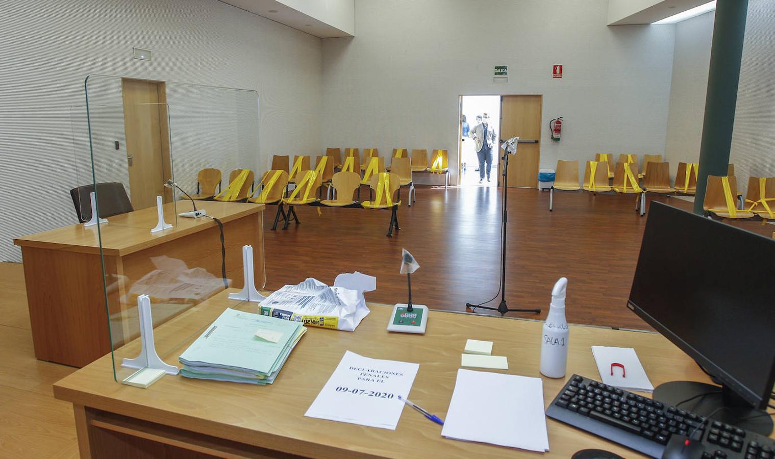 La consejera de Justicia y el presidente del TSJC visitan la sede judicial de Torrelavega.