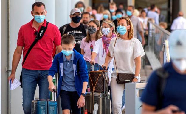 Baleares obligará a usar mascarilla en los espacios públicos salvo en playas