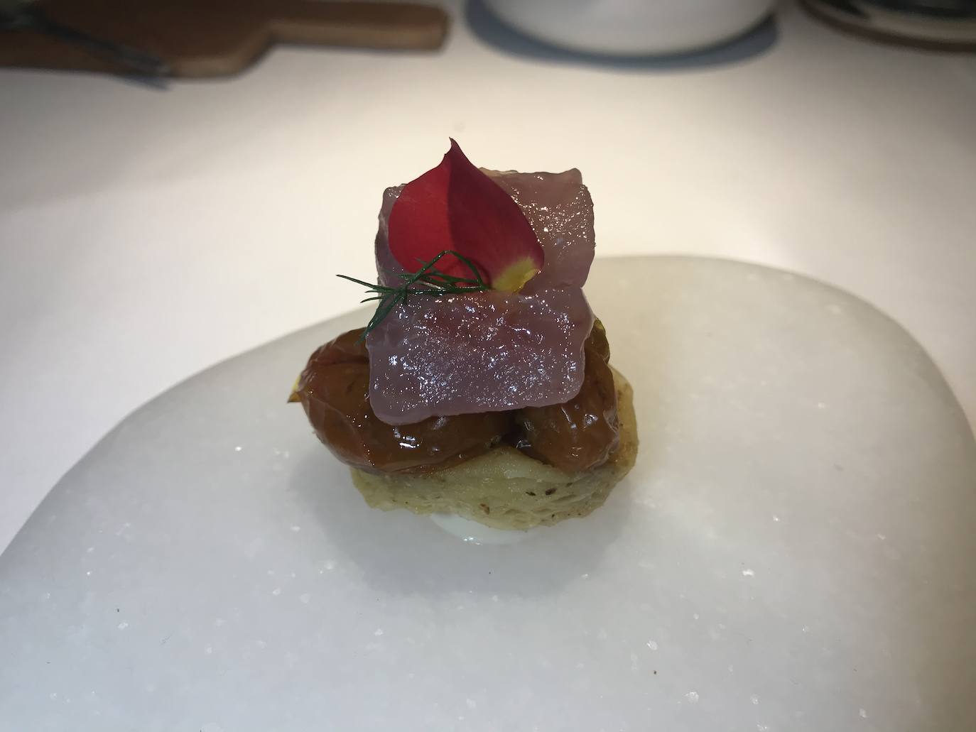 La oferta de La Bicicleta se simplifica en dos menús, ligeramente más largos que el año anterior. El denominado La Grande Boucle tiene un precio de 120 euros sin bebida (el año pasado, 95 euros, con dos versiones intermedia y corta de 85 euros). Este año la versión corta tiene un precio de 95 euros. El precio de los maridajes es de 45 y 60 euros, respectivamente.