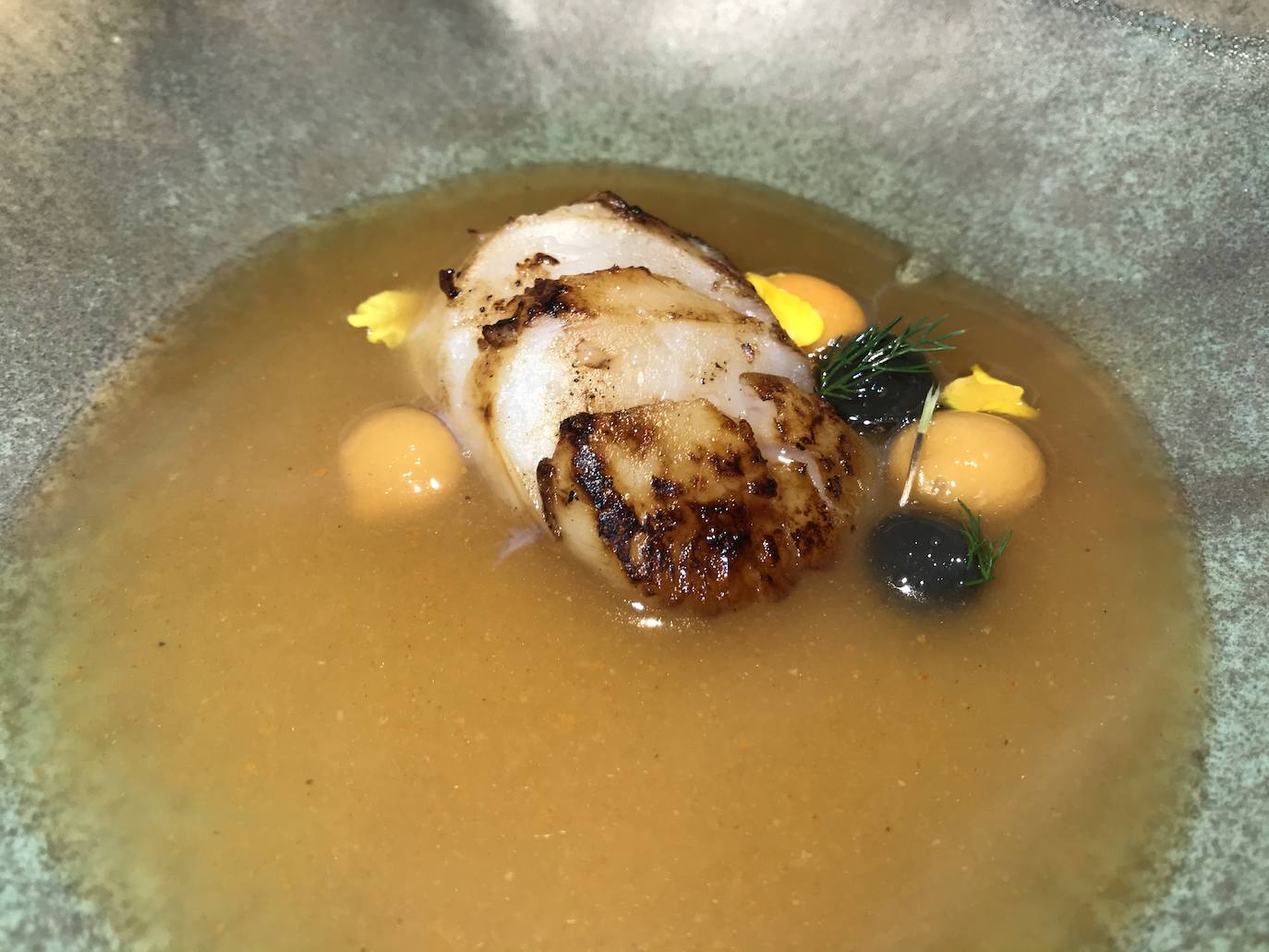 Vieira y caldo de cocido lebaniego.