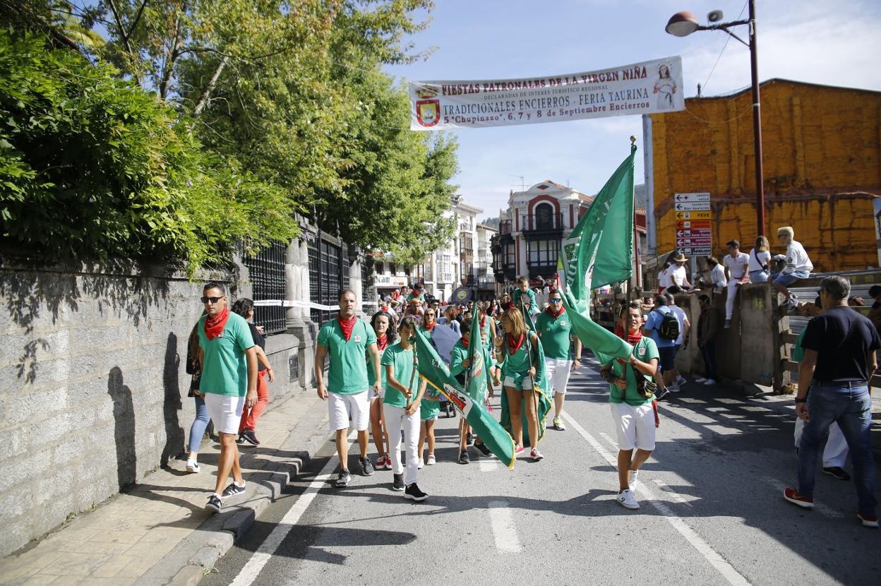 Imagen de archivo del desfile de componentes de peñas y asociaciones, durante las anteriores fiestas de Ampuero. 