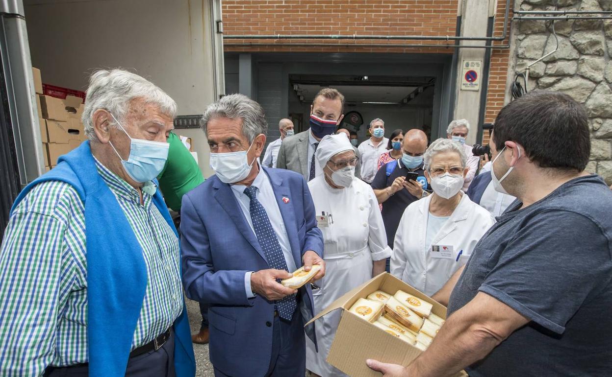 Revilla, Gema Igual y Guillermo Blanco, durante su visita este viernes a la Cocina Económica.