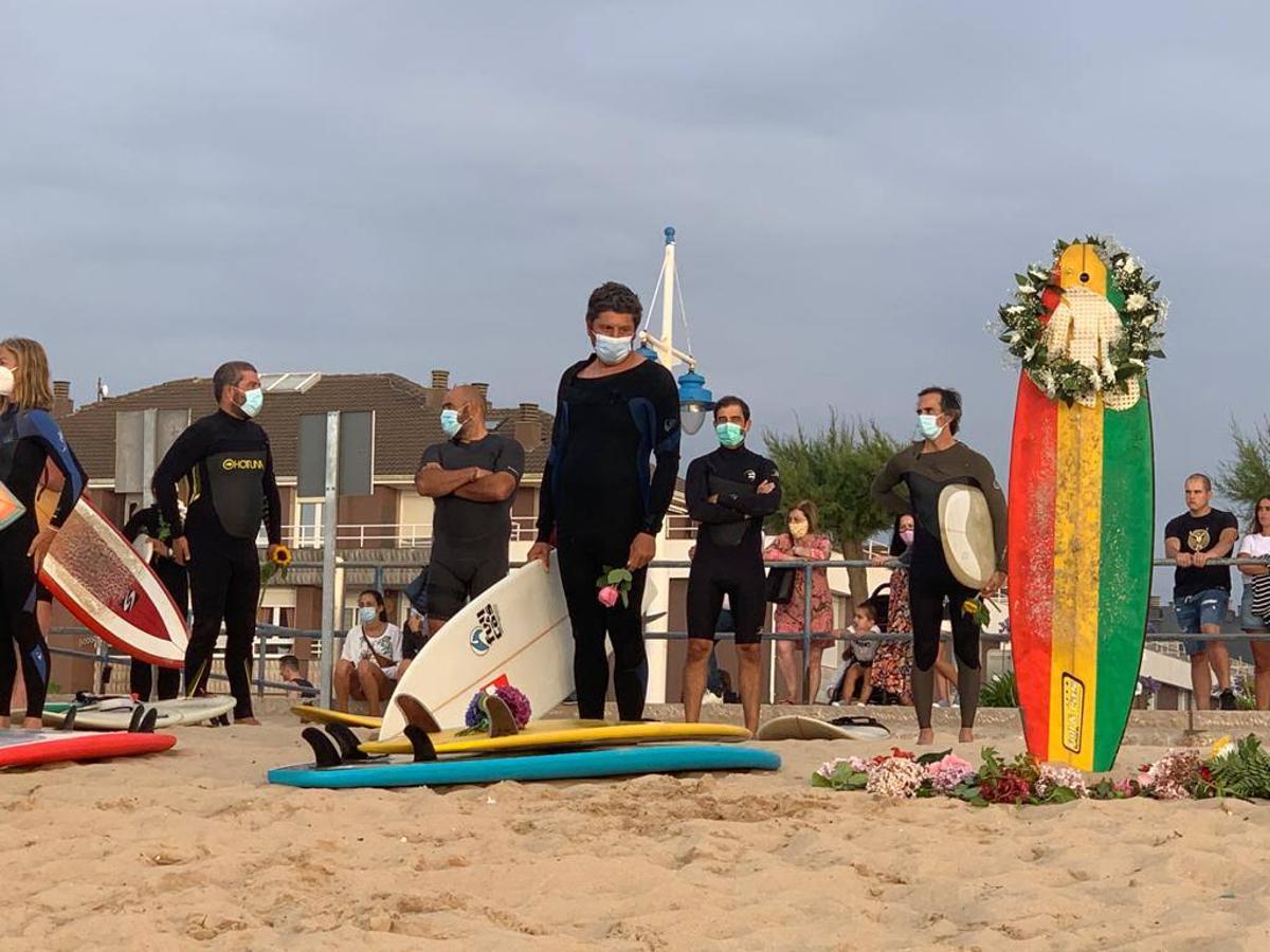 Cerca de doscientos surfistas despiden a su compañero, fallecido el lunes, en un emotivo funeral hawaiano celebrado en las mismas aguas que cabalgó toda su vida.