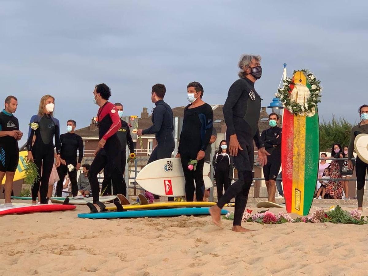 Cerca de doscientos surfistas despiden a su compañero, fallecido el lunes, en un emotivo funeral hawaiano celebrado en las mismas aguas que cabalgó toda su vida.