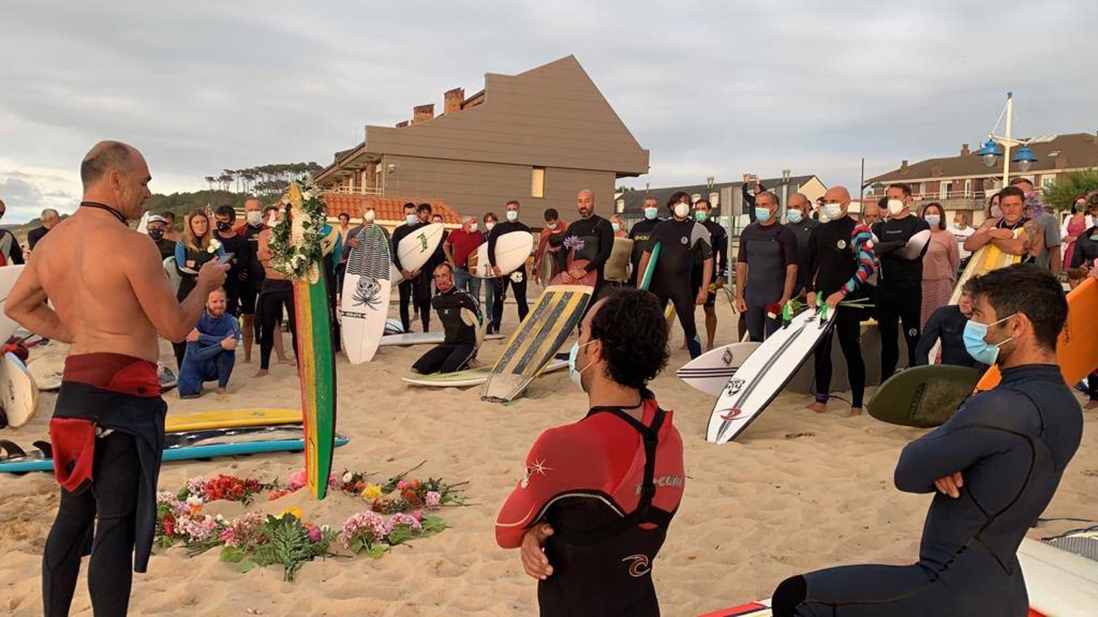 Cerca de doscientos surfistas despiden a su compañero, fallecido el lunes, en un emotivo funeral hawaiano celebrado en las mismas aguas que cabalgó toda su vida.