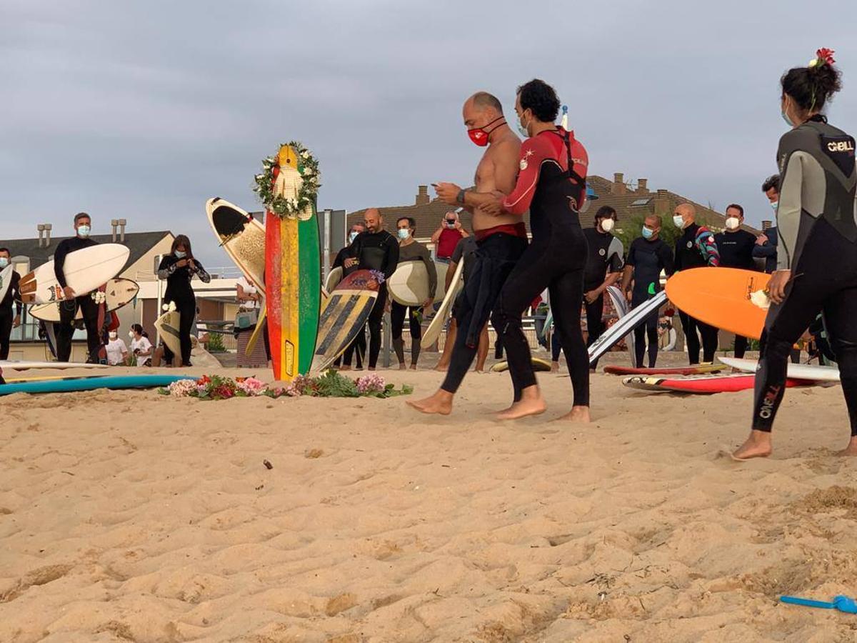 Cerca de doscientos surfistas despiden a su compañero, fallecido el lunes, en un emotivo funeral hawaiano celebrado en las mismas aguas que cabalgó toda su vida.