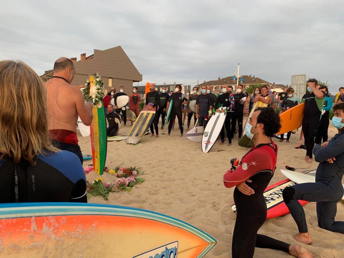 Cerca de doscientos surfistas despiden a su compañero, fallecido el lunes, en un emotivo funeral hawaiano celebrado en las mismas aguas que cabalgó toda su vida.