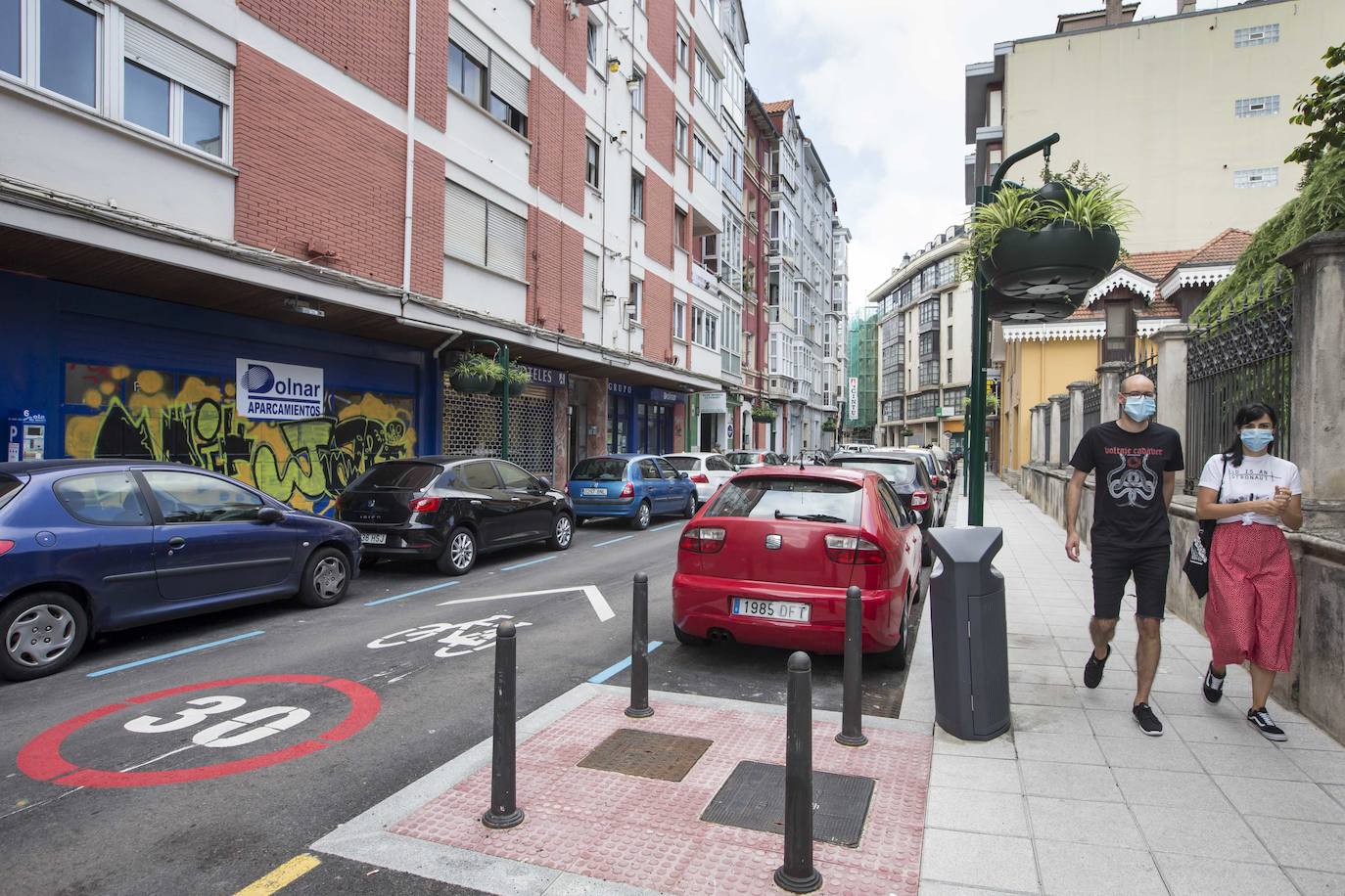 Los adoquines de color pastel en las aceras dan continuidad a la imagen del barrio de La Florida. La actuación ha supuesto una inversión de un millón de euros