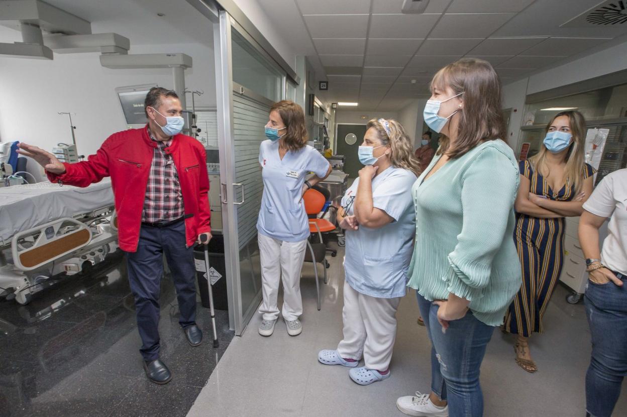 Jesús Ruiz visita la habitación de la UCI donde pasó dos meses para agradecer el trabajo de los sanitarios. roberto ruiz