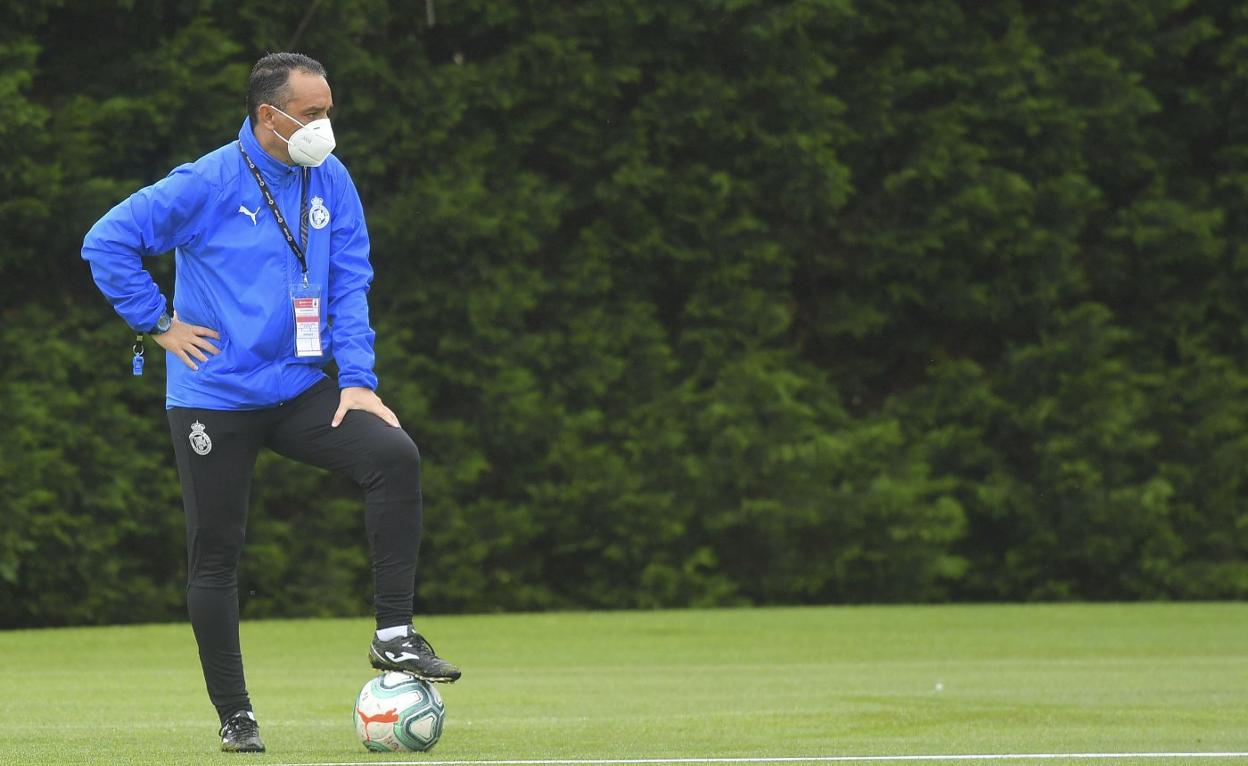 José Luis Oltra, en uno de los últimos entrenamientos de esta semana en La Albericia. 