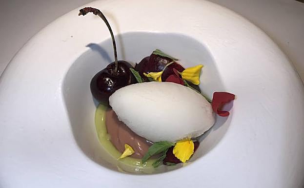 Imagen. Cerezas, flores silvestres e hinojo marino.