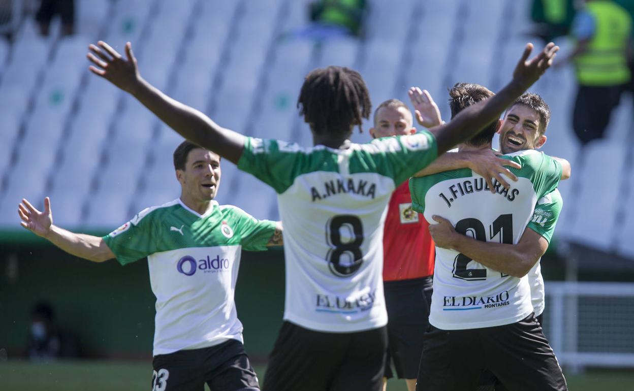 Martín Solar, Nkaka y Olaortua celebran junto a Figueras el gol posteriormente anulado al ilerdense. roberto ruiz