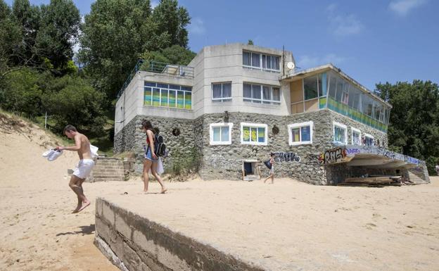 Imagen. Entre La Magdalena y Peligros se encuentra un muelle que dificulta el paso entre las playas.