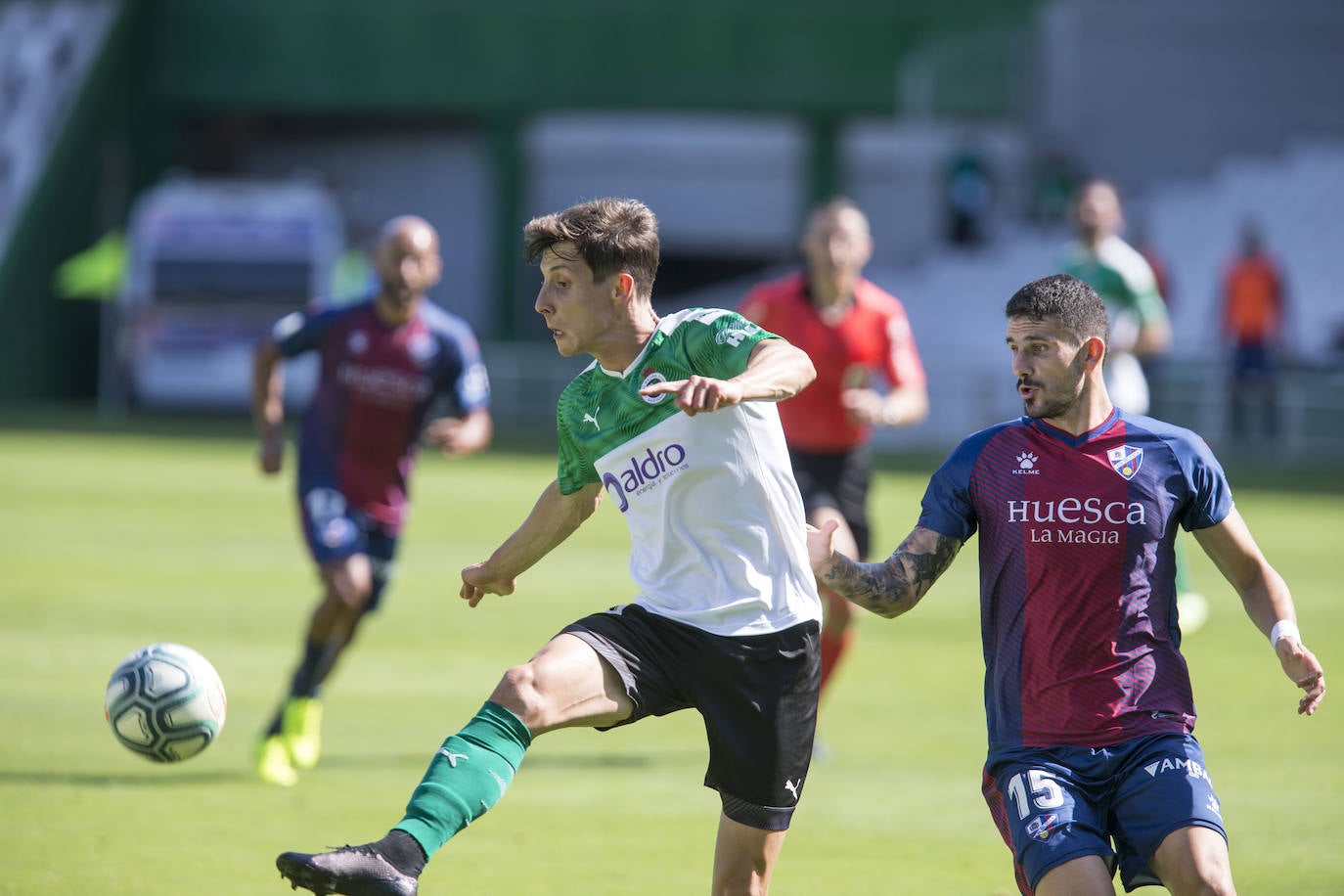 El descendido Racing, muy serio, logra la primera victoria tras el confinamiento ante un poderoso Huesca que lucha por el ascenso