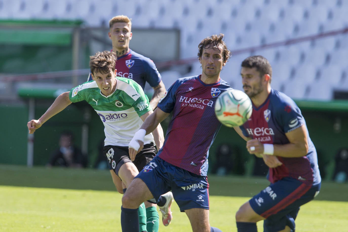 El descendido Racing, muy serio, logra la primera victoria tras el confinamiento ante un poderoso Huesca que lucha por el ascenso