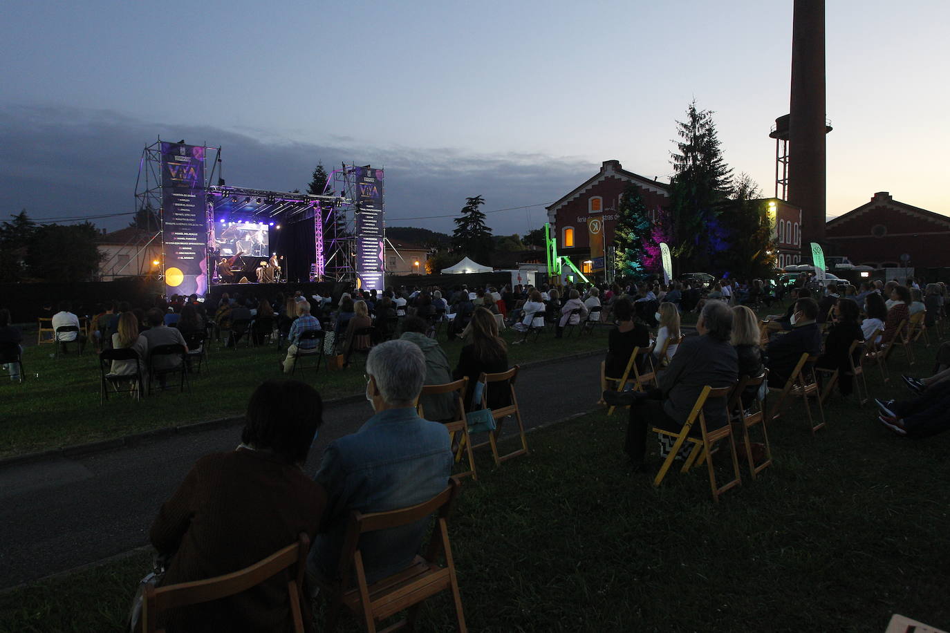 El Cigala ofreció en Torrelavega un recital correcto, más breve de lo previsto y con escasa conexión con el público, adaptado a la nueva normalidad