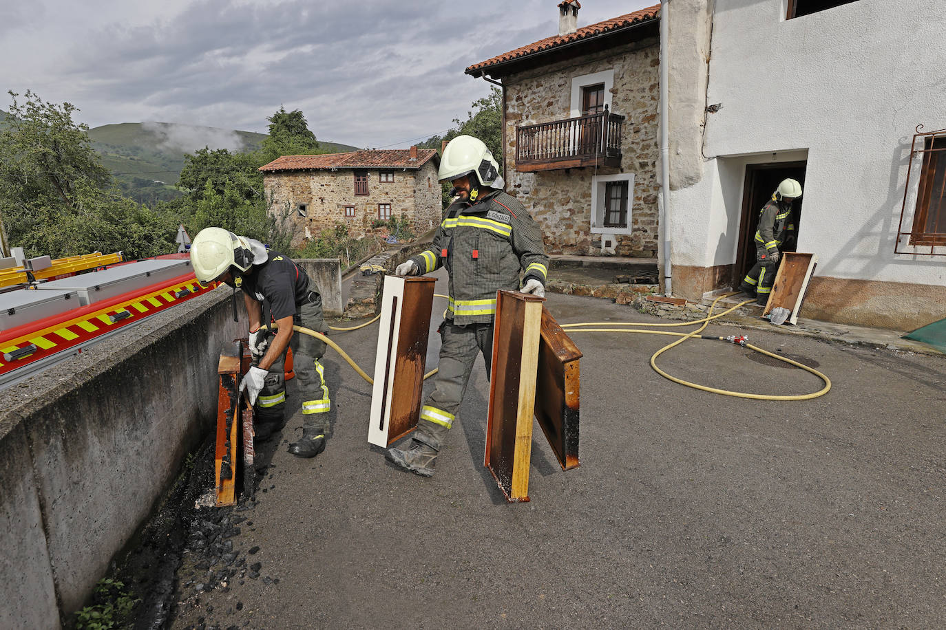 Los vecinos de esta localidad de Los Tojos han podido apagar el foco principal y contener la propagación hasta la llegada de los bomberos