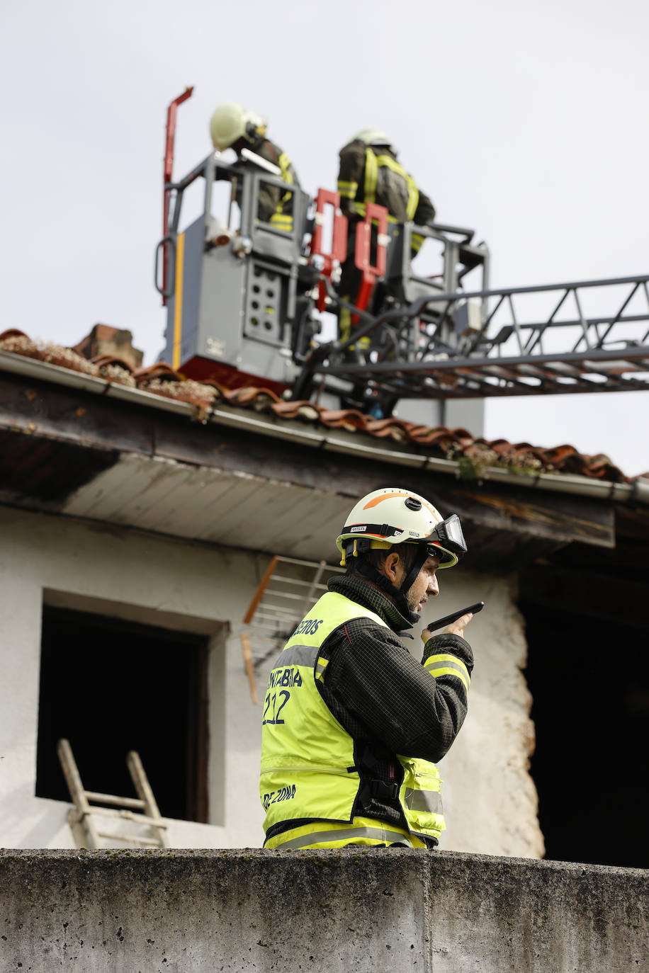 Los vecinos de esta localidad de Los Tojos han podido apagar el foco principal y contener la propagación hasta la llegada de los bomberos