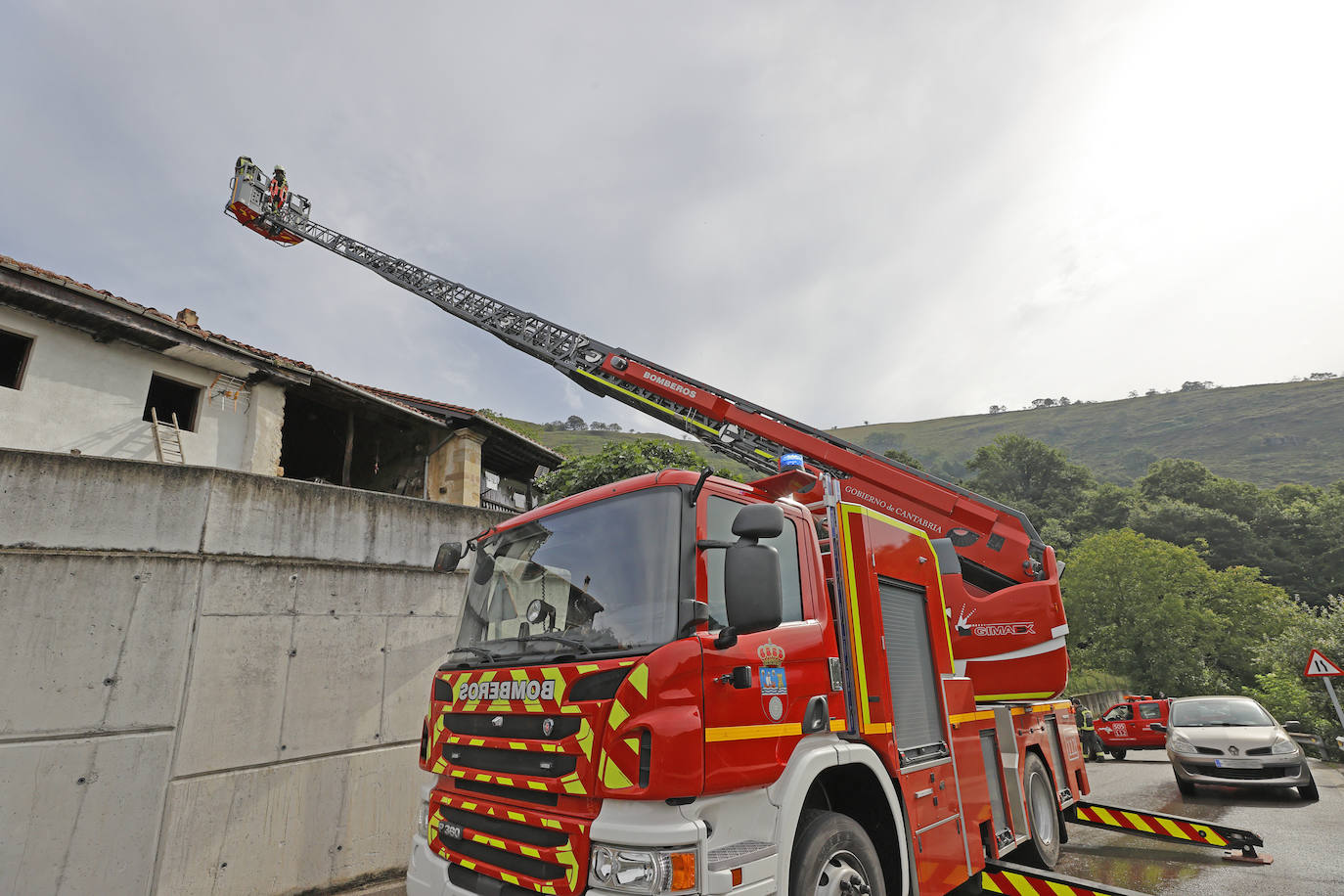 Los vecinos de esta localidad de Los Tojos han podido apagar el foco principal y contener la propagación hasta la llegada de los bomberos