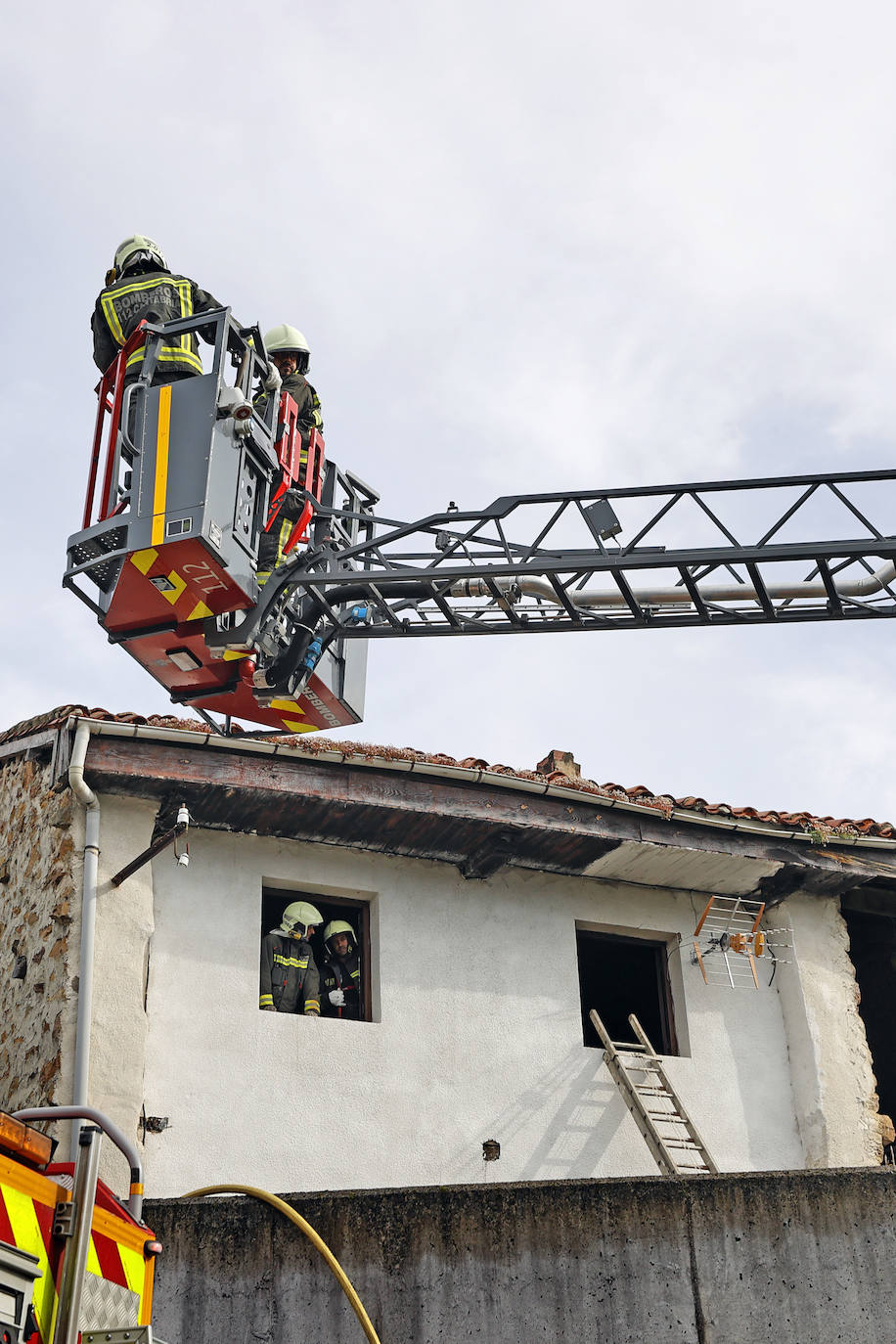 Los vecinos de esta localidad de Los Tojos han podido apagar el foco principal y contener la propagación hasta la llegada de los bomberos