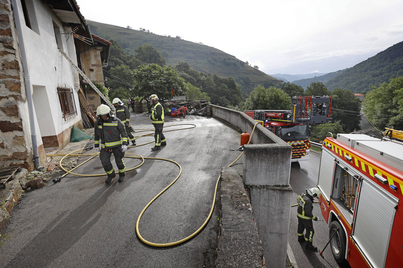 Los vecinos de esta localidad de Los Tojos han podido apagar el foco principal y contener la propagación hasta la llegada de los bomberos