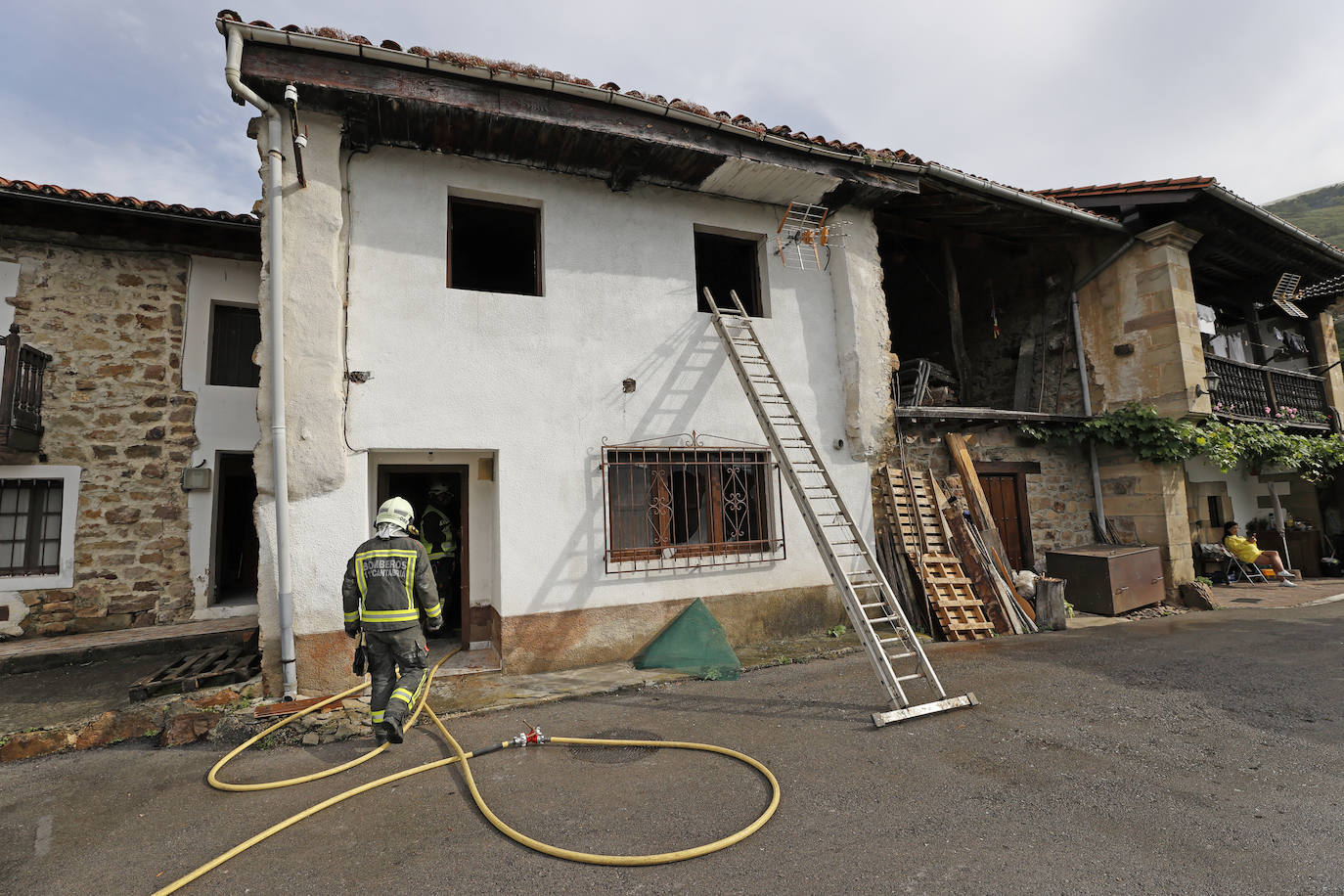 Los vecinos de esta localidad de Los Tojos han podido apagar el foco principal y contener la propagación hasta la llegada de los bomberos