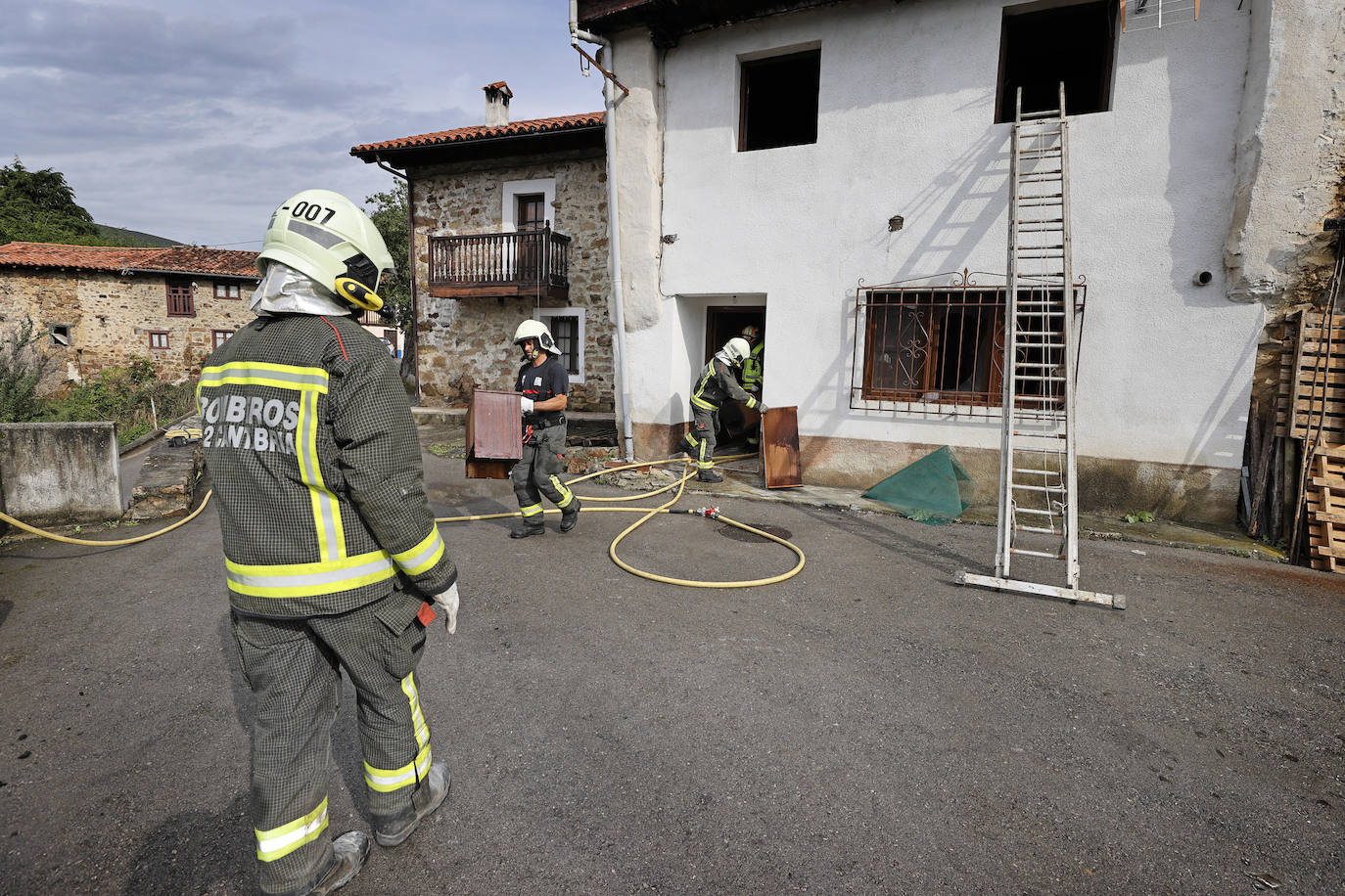 Los vecinos de esta localidad de Los Tojos han podido apagar el foco principal y contener la propagación hasta la llegada de los bomberos