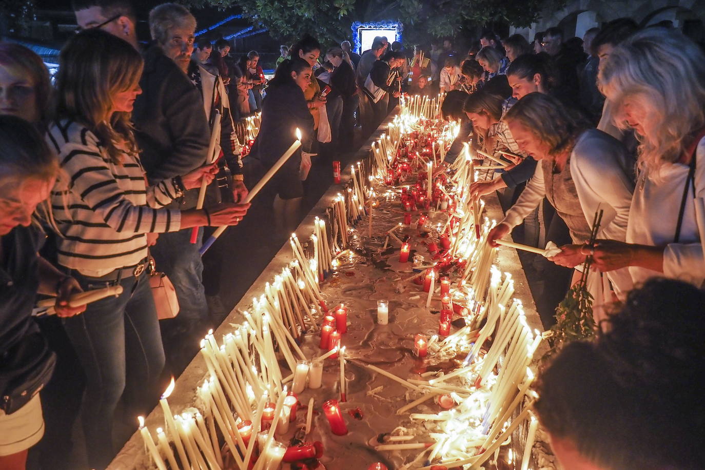 Imagen de archivo de peregrinos encendiendo velas durante las fiestas de El Carmen de Revilla de Camargo.