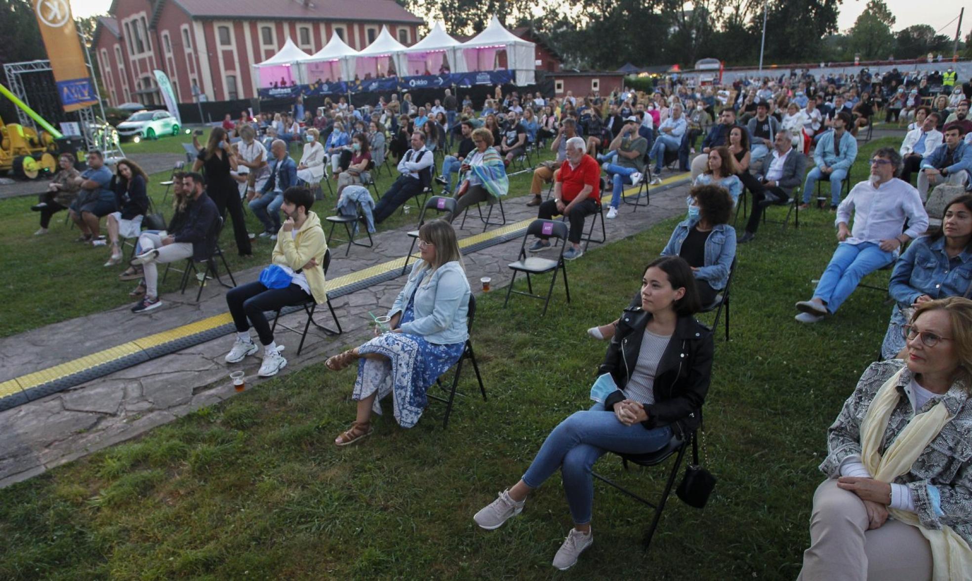 El público que asistió al concierto de Diego 'el Cigala', ya sentado y sin mascarilla, mantiene dos metros de distancia con los desconocidos. Al fondo, la zona VIP.