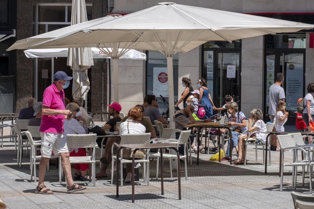 Una terraza llena de gente en la plaza San Antonio, en pleno centro de Santoña. 