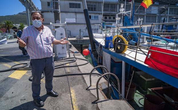 Imagen. Miguel Fernández, patrón mayor de la cofradía, ayer, en el puerto. 