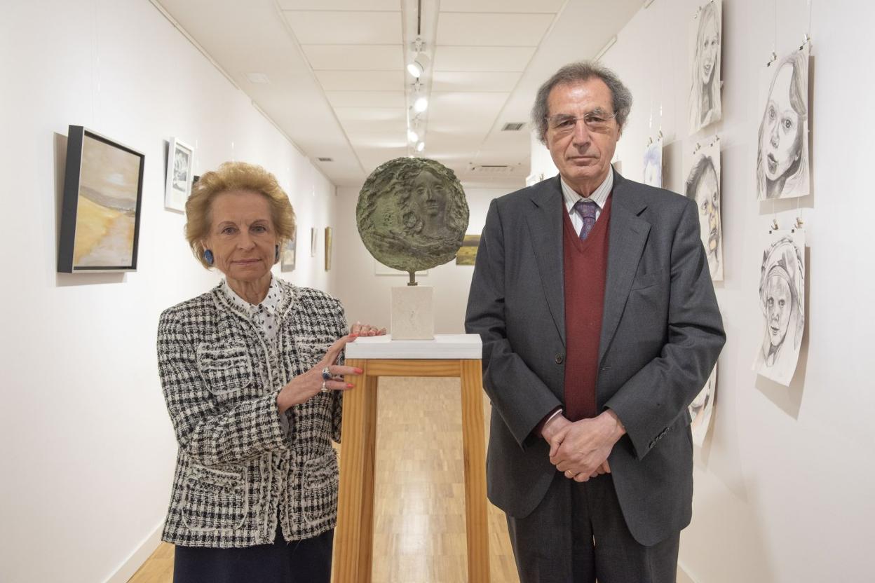 Galardón 'Cantabria Labs' patrocina el Premio Plaza Porticada que Antonio Zapatero Gaviria, director del hospital de campaña en el Ifema (Madrid), recibirá en agosto. En la imagen, la presidenta de la asociación, Elena García Botín, y el presidente del jurado, Manuel Ángel Castañeda. 