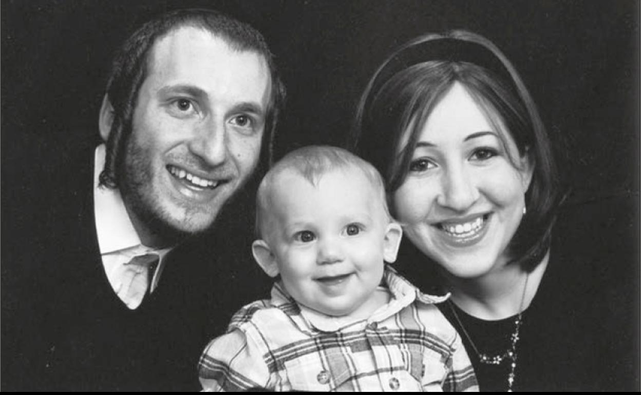 Deborah Feldman con su marido Eli y su hijo Yitzy.