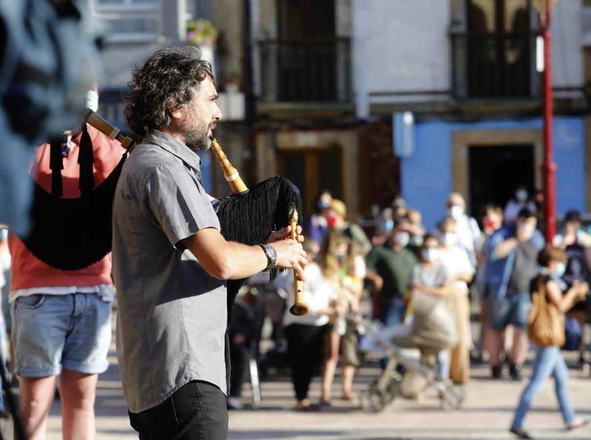 Fotos: Amigos y familiares en la despedida a Solares al ritmo de las gaitas