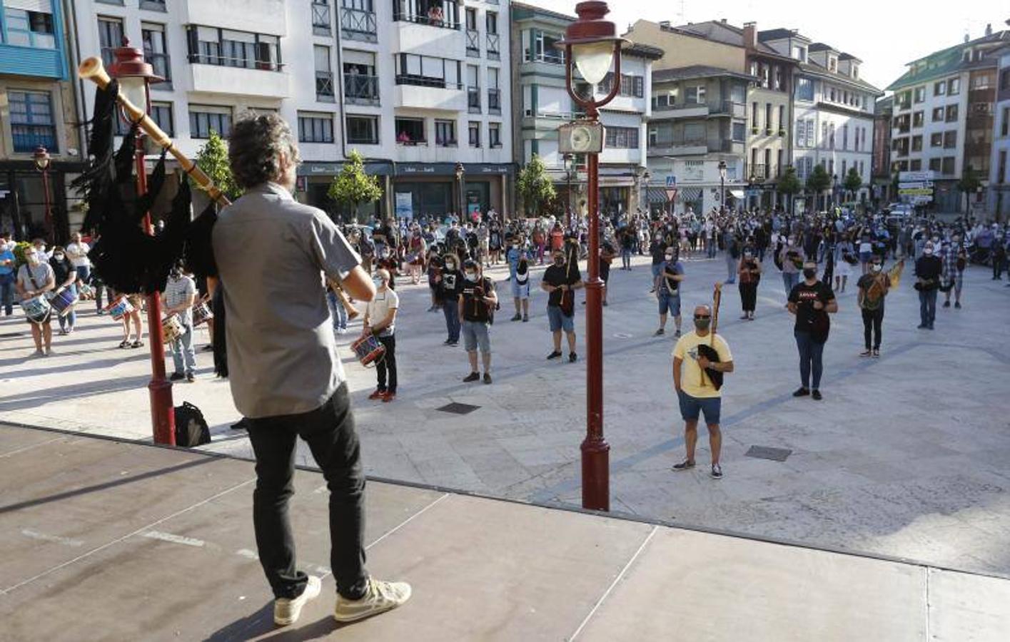 Fotos: Amigos y familiares en la despedida a Solares al ritmo de las gaitas