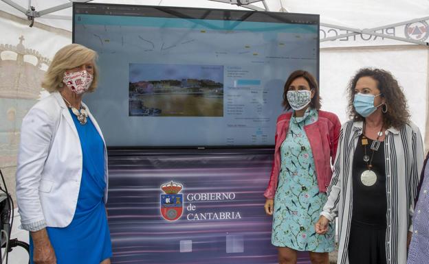 Las consejeras de Turismo y Presidencia, Marina Lombó y Paula Fernández, junto a la alcaldesa de Comillas, Teresa Noceda.