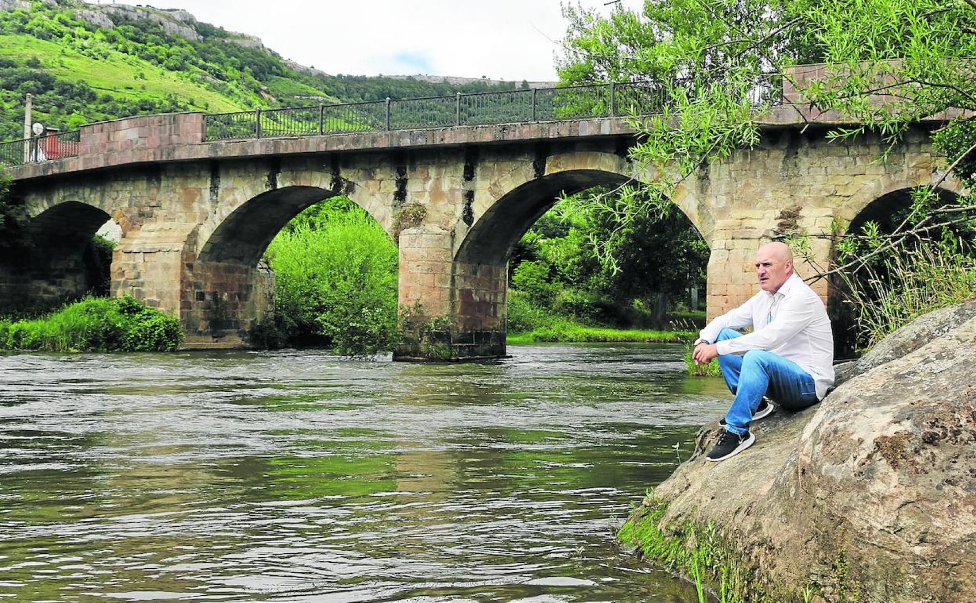 Rodolfo Montero disfruta del Ebro a su paso por San Martín de Elines.